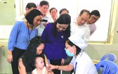 衛生部長阮氏金進視察為兒童防疫工作。