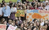 澳洲東北部昆士蘭省受熱浪侵襲，多處發生火災之際，數千名中小學生11月30日在全國各地罷課示威