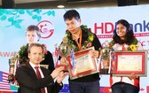國際棋聯主席德沃科維奇向中國棋手王皓頒獎。