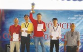 華人棋手范啟源(左二)上台領獎。