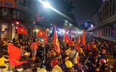 本月26日晚上越南U23隊勝泰國晉級正賽，球迷湧上街頭慶祝。