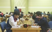 阮英魁（左邊）在比賽中。