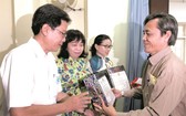 第五郡婦聯會華人幹部周金鳳伉儷獲表彰。