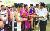 黎黃景副校長頒發紀念旗給各參賽隊。