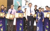 市教育與培訓廳長黎鴻山(右三 )向４位 華人教師頒獎。