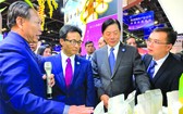 武德膽副總理（左二）參觀越南“魅力之城”安江省展位展出的當地特產。