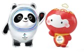 北京2022年冬奧會吉祥物“冰墩墩”（左）和冬殘奧會吉祥物“雪容融”。