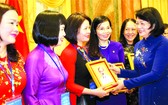 國家副主席鄧氏玉盛給與會者贈送紀念品。