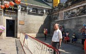 穗城會館理事長盧耀南介紹該會館新 增設的欄杆維持秩序。