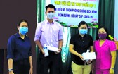 第五郡第十一坊越南祖國陣線委員會昨(8)日向獲得“線上瞭解防控新冠肺炎疫病比賽”的獲獎者頒獎。