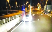 連日來，在臉書社交網站出現一段逾10秒鐘長，記錄一輛計程車在高速公路上逆向行駛的視頻。