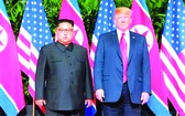 2018年6月12日，在新加坡，朝國務委員會委員長金正恩（左）和美總統特朗普合影。