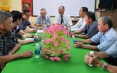 鵝貢市華人在福州公所與本報工作團交流。