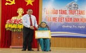 廣治省向在抗戰中有多名烈士的家庭隆重舉行頒授、追授“越南英雄母親”稱號及獨立勳章的儀式。（圖源：互聯網） 