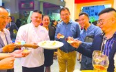 銀庭中餐總廚李宣偉（左二）向河內食客介紹粵菜。