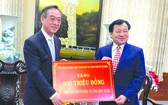 中國駐本市總領事吳駿(左)向平順省 人委會主席阮文二移交捐款。
