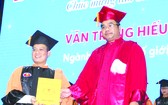 華人幹部文忠孝(左)接受頒發博士學位證書。