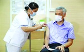 據新加坡《聯合早報》報導，當地時間8日上午10時58分，新加坡總理李顯龍在新加坡中央醫院接種新冠疫苗。