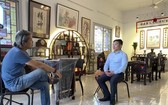 麒麟在自己的陳列空間裏接受越南中央電視台（VTV）記者的採訪。