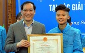 涼山省人委會副主席楊春喧向在運動員頒獎狀。