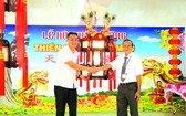 王永勝理事長(右)向安強木器公司經理 黎德義移交“一帆風順”聖燈。