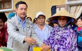 第十一郡東醫會主席陳昶霖醫師（左一）向中部災民贈送賑濟品。