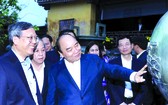 阮春福總理參觀承天-順化古都的文化遺跡。