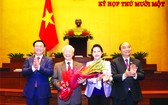 國會主席王廷惠與黨政領導祝賀阮富仲同志。
