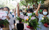 緬甸婦女在仰光手捧鮮花參加反對軍事政變的抗議活動。（圖源：互聯網） 