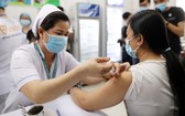 市熱帶病醫院醫護人員按第一期擴大接種計劃接種新冠疫苗。