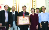 　　本市和第五郡領導及貴賓祝賀麒麟(左三) 榮獲越南吉尼斯紀錄證書。