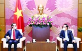 國會主席王廷惠接見前來禮節性拜訪的歐盟(EU)駐越代表團大使喬治‧阿利伯蒂。