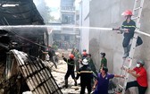 昨(21)日上午10時40分左右，安江省東川市美隆坊平隆6村陳日燏街發生一場火警，致三間住房被燒毀。