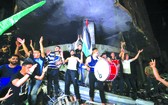 21日凌晨，加沙地區，巴勒斯坦民眾在街頭慶祝。