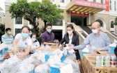萬盛發集團和亞洲餅家代表與眾人攜手為前線抗疫力量準備應援食品。