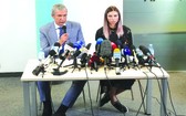 在波蘭的白羅斯反對派人物與奧運跑手齊馬諾斯卡雅與記者交談。