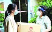 市越南祖國陣線委員會主席蘇氏碧珠到訪第五郡14個受疫情影響的勞動者家庭並贈送援助品。
