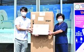 華人企業家、明隆陶瓷公司總經理李玉明昨(13)日告知，該公司日前向平陽省順安市醫療中心捐贈醫療設備。
