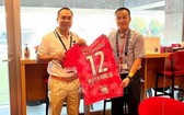 大阪塞雷佐俱樂部代表向阮紅河贈送俱樂部球衣。