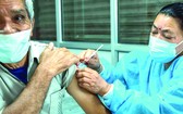 在尼泊爾首都加德滿都，這老年人接種了第二劑新冠疫苗。