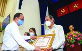 市委副書記阮胡海向取得出色成績單位頒授獎狀。