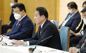 日本政府12日在首相官邸舉行新冠病毒感染症對策總部會議（圖源：互聯網） 