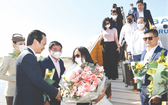 越竹航空公司領導給該航線的首批乘客贈送鮮花。
