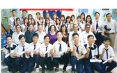 禮文華文中心校委、老師與畢業生合照。