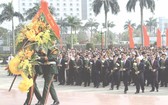 黨和國家領導與代表們在黎筍總書記塑像敬獻花圈。