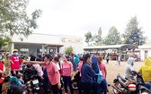 上百工人匯聚于公司門前反對Chan廠長所制定的苛刻規定。