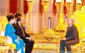 政府總理阮春福偕夫人在皇宮進見了柬埔寨國王諾羅敦‧西哈莫尼。（圖片來源：互聯網）