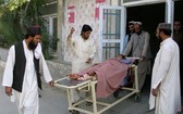 受傷的一名男孩送往巴基斯坦查馬醫院接受治療。（圖源：路透社）