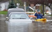 加拿大魁北克省加蒂諾遭遇洪水襲擊，給當地民眾的生活帶來不便。（圖源：路透社）