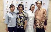 黃俞平一家與胡瑩醫生。圖源：互聯網